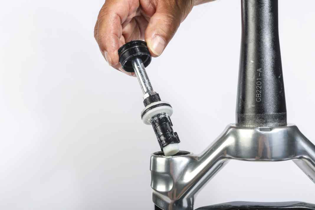 Bei der Manitou R7 lässt sich die Luftkammergröße auch ohne Volumen-Spacer/Tokens anpassen. Mittels kleiner Clips verschiebt man die Position des Trennkolbens.