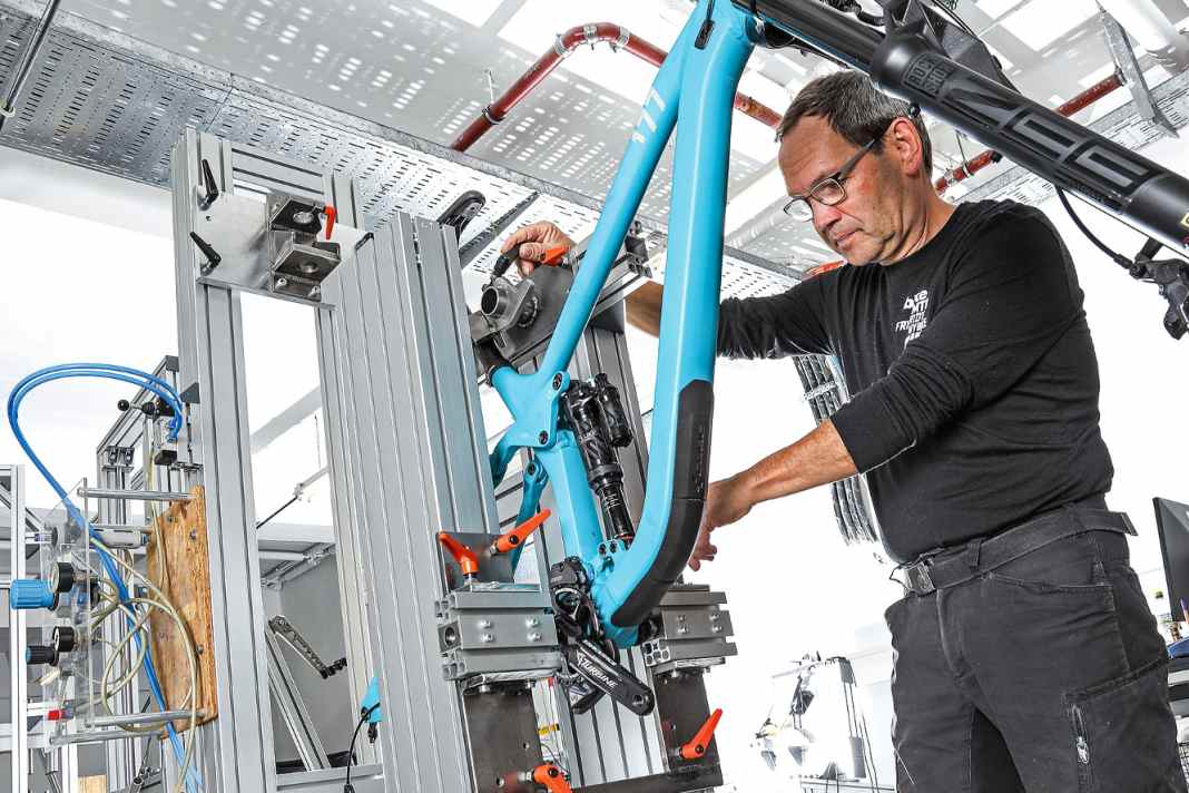 Auf unserem Fahrwerksprüfstand lassen sich nicht  nur die maximalen Federwege, sondern auch die dazugehörigen Federkennlinien ermitteln.