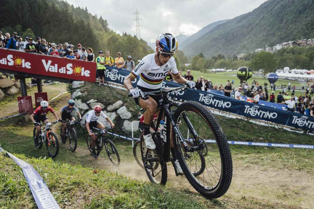 Pauline Ferrand Prevot führt das Worldcup-Feld auf dem BMC Fourstroke an.