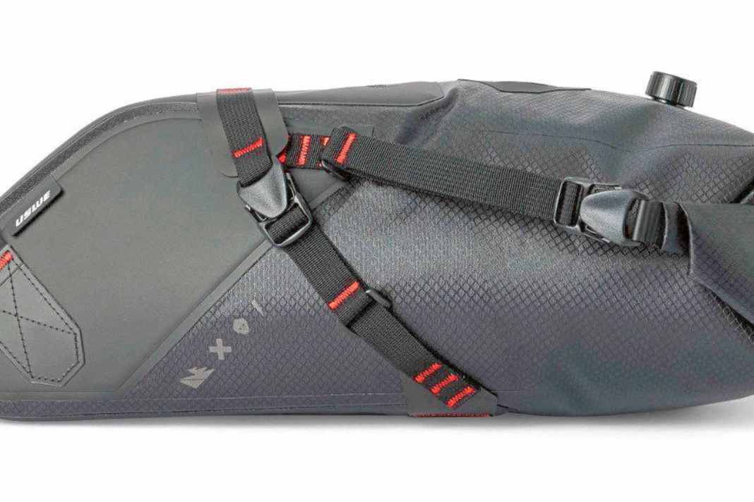 Wohin mit dem ganzen Zeug, das man für ein paar Tage allein in der "Wildnis" braucht? Na zum Beispiel in die Satteltasche Uswe Roll-Top Saddle Bag Bikepacking Bag