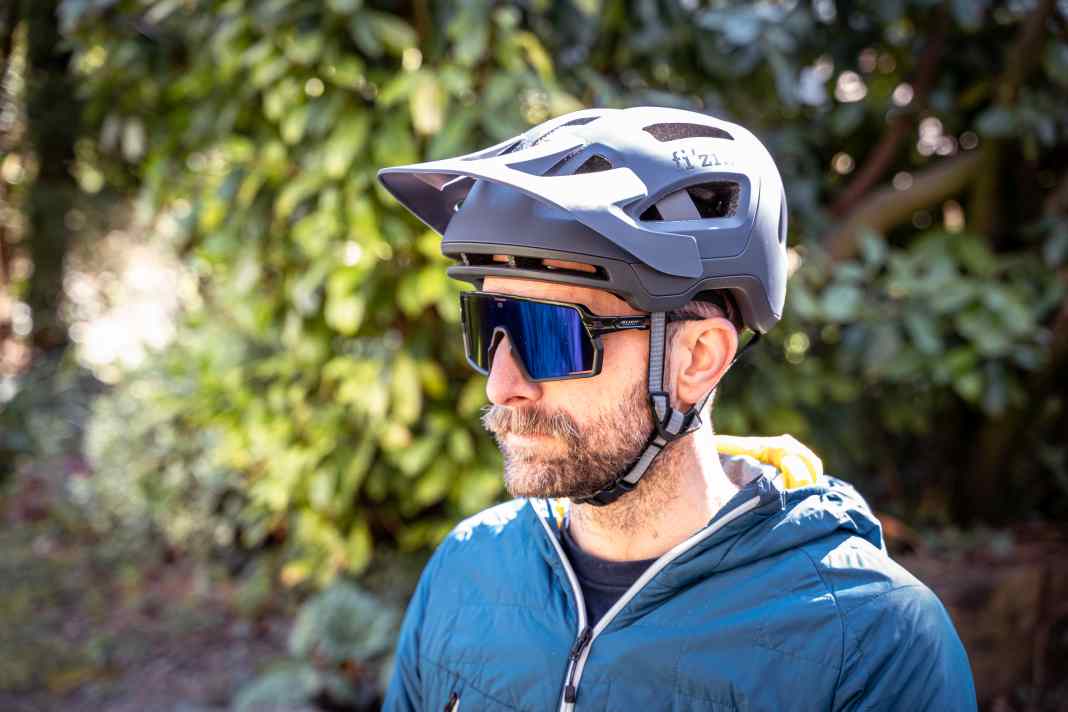 Fizik Kassis heißt der brandneue Trail-Helm der italienischen Marke. Wir haben den Neuling in Labor und Praxis getestet