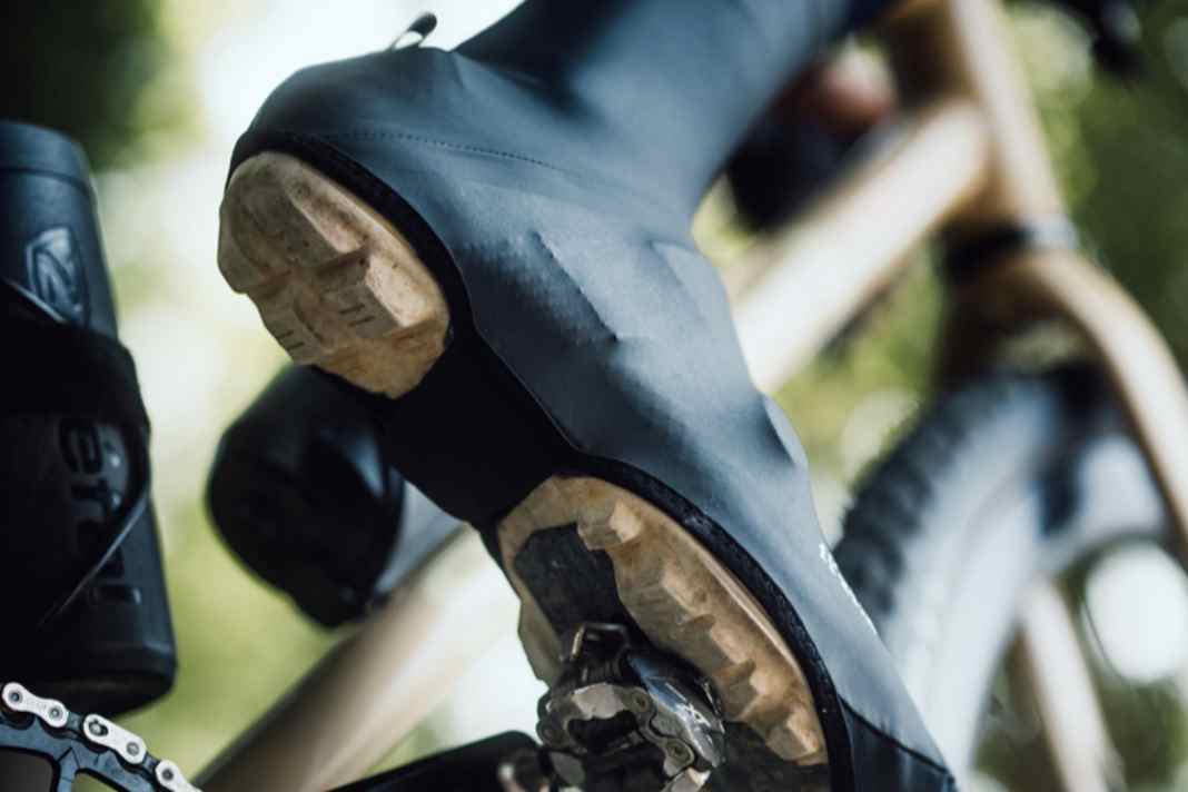 Fizik hat einen neuen wasserdichten Überschuh im Sortiment, der Mountainbiker und Rennradfahrer gleichermaßen vor Mistwetter schützen soll