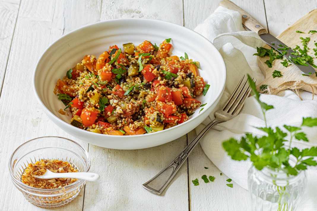 Frische Salate aus Quinoa oder Couscous bringen Radsportler im Sommer auf Touren.