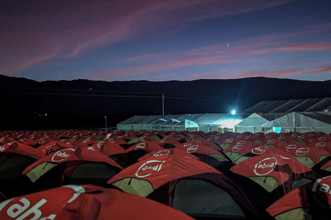 Gut geruht? Die Teilnehmenden der Cape Epic hatten eine kurze Nacht. Jetzt heißt es aufstehen für die erste Etappe!