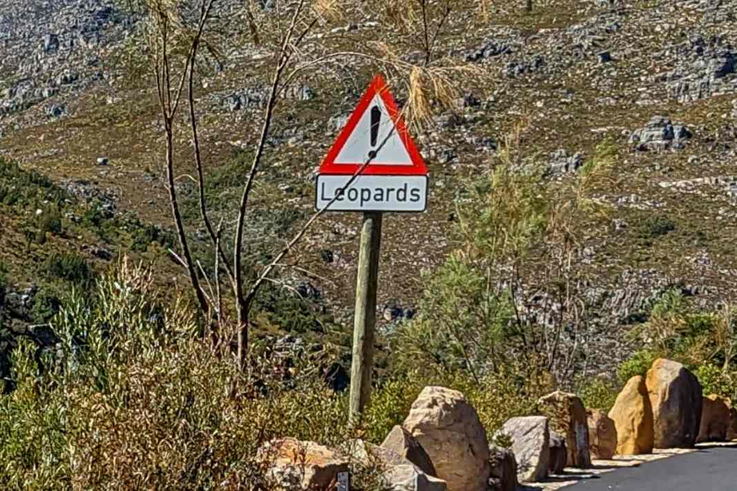 Ein ernster Hinweis am Straßenrand begleitet die Athletinnen und Athleten auf der heutigen 3. Etappe der Cape Epic 2024.