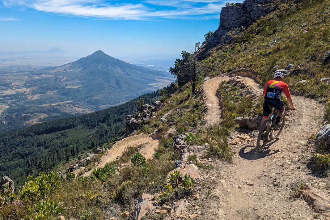 Ein echtes Highlight und doch erfordert es alle Konzentration: die Abfahrt vom Cliff Hanger zur Route 66 auf der heutigen Stage 4 des Cape Epic.