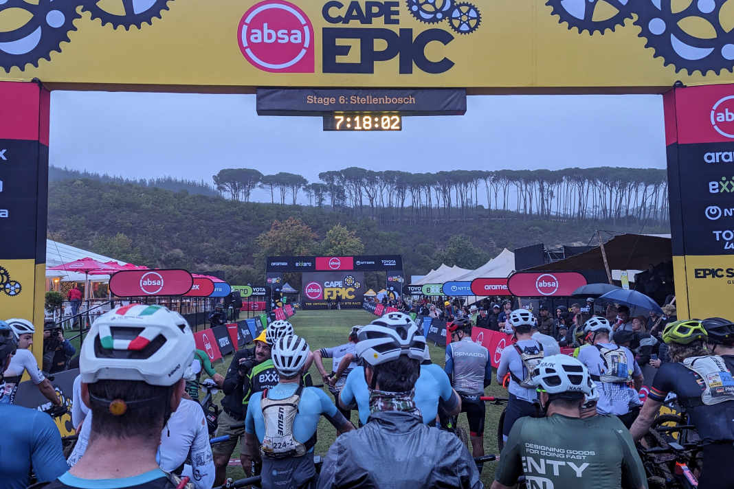 Überraschung! Es regnet in Stellenbosch und die Athletinnen und Athleten frösteln bei unter 20 Grad.