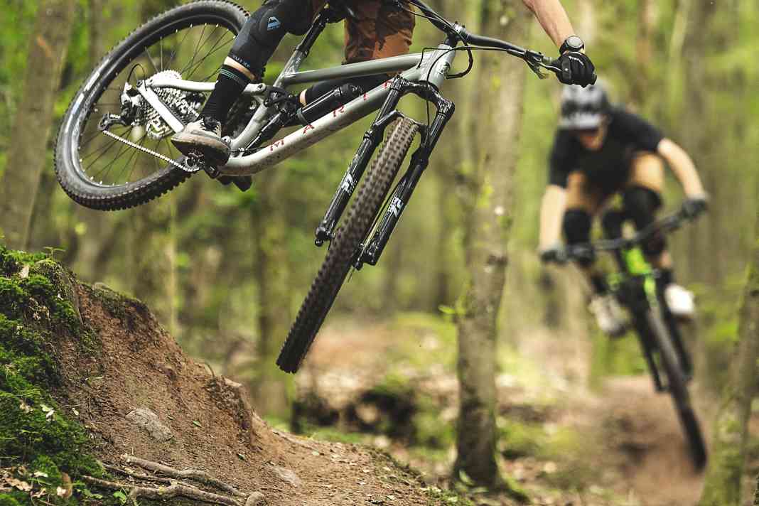 Um zu prüfen, ob man Trail-Spaß auch schon für rund 2500 Euro bekommt,  haben wir drei All Mountain Bikes im vielleicht besten Trailpark Deutschlands getestet.
