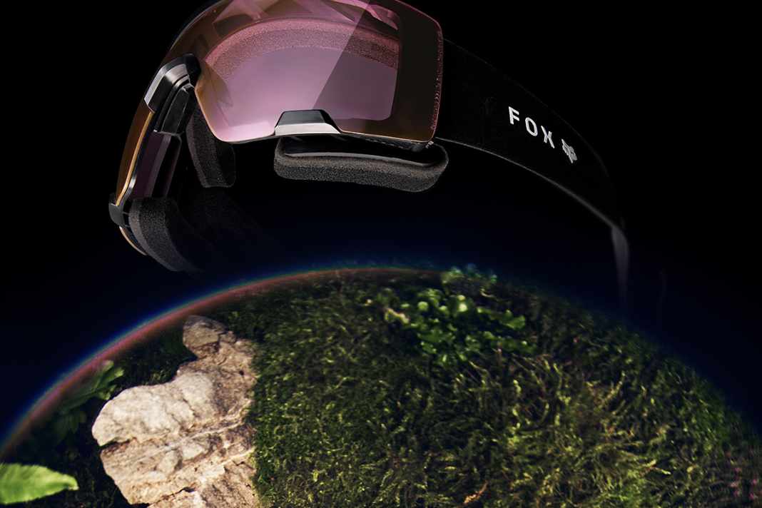 Das ist die neue Fox PureVue MTB-Brille - in der Premium-Version: Die VIVID-Gläser filtern das blaue Lichtspektrum, um die Sichtbarkeit von Details und Kontrasten auf dem Trail zu verbessern.