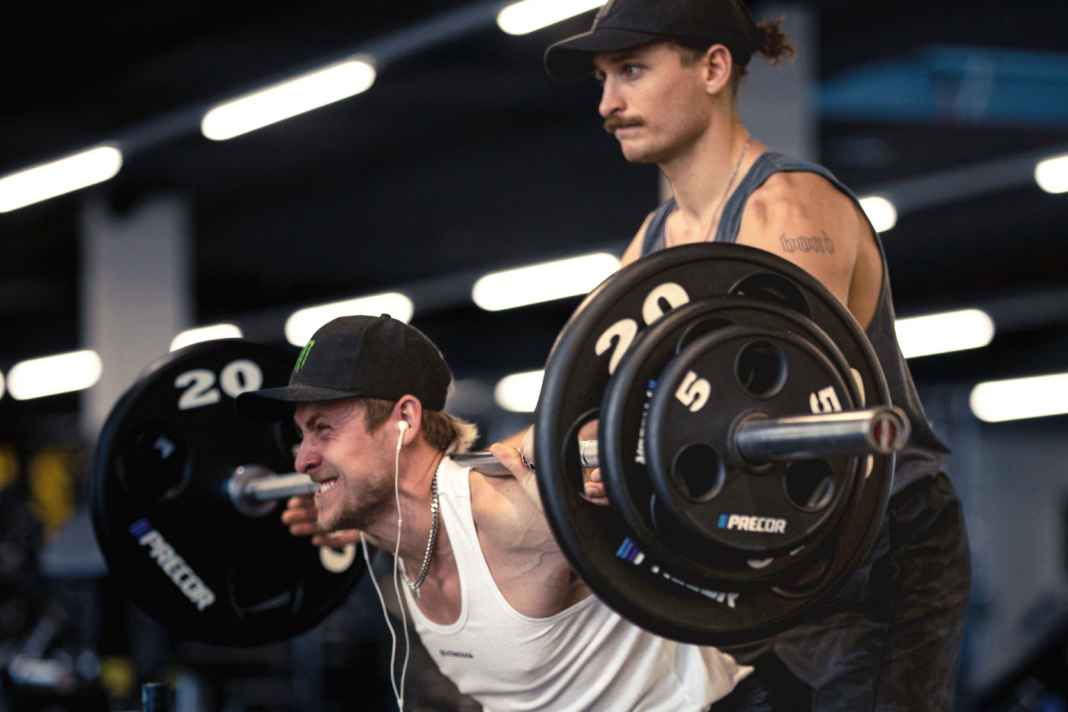 Es muss auch wehtun: Belastung bis zum Muskelversagen ist besonders effektiv und setzt bei Kniebeugen viel Testosteron frei.