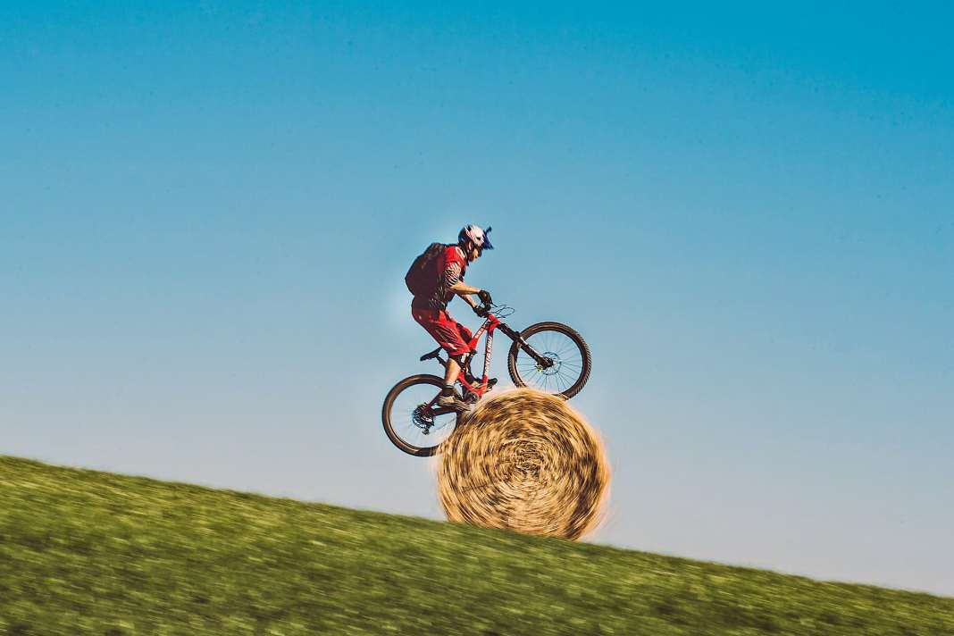 Ritt auf dem Heuballen: Danny MacAskill fallen die verrücktesten Ideen ein. Der Stunt (Foto) ist zu sehen in seinem Clip „Wee Day Out“