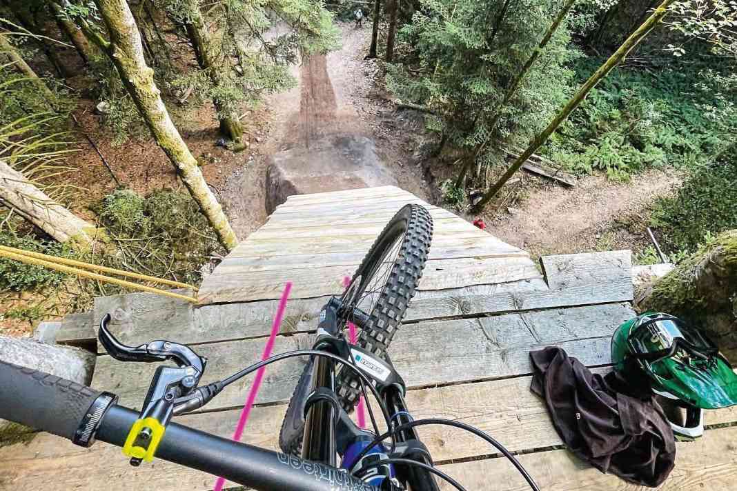 Sieht aus wie eine Steil­abfahrt, nur dass knapp zehn Meter in der Mitte fehlen. „Der Blick nach unten war gruselig“, erinnert sich Eliott.