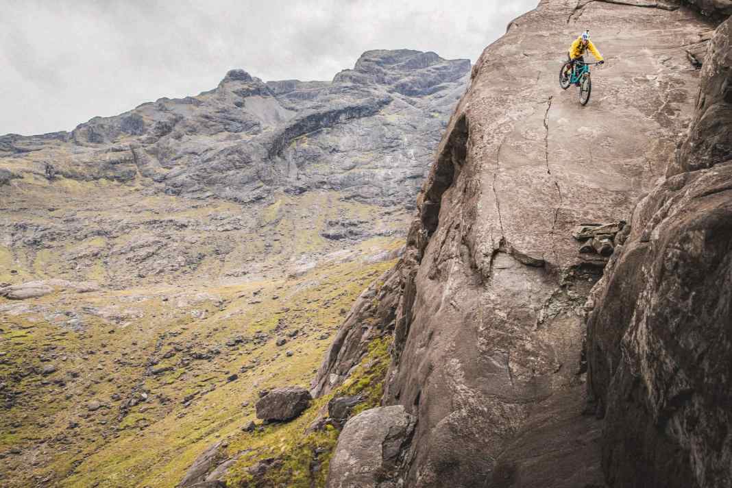 Biken, wo andere klettern: Danny MacAskill befährt die Felsen Dubh Slabs in Schottland.