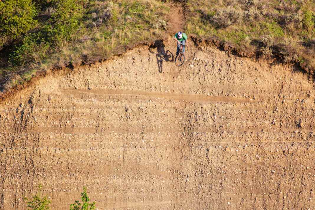 Anlauf: null. Höhe: crazy. Landung: viel zu weich. Brage Vestavik springt den berüchtigten Jah-Drop in Kamloops, British Columbia im Mai 2023.
