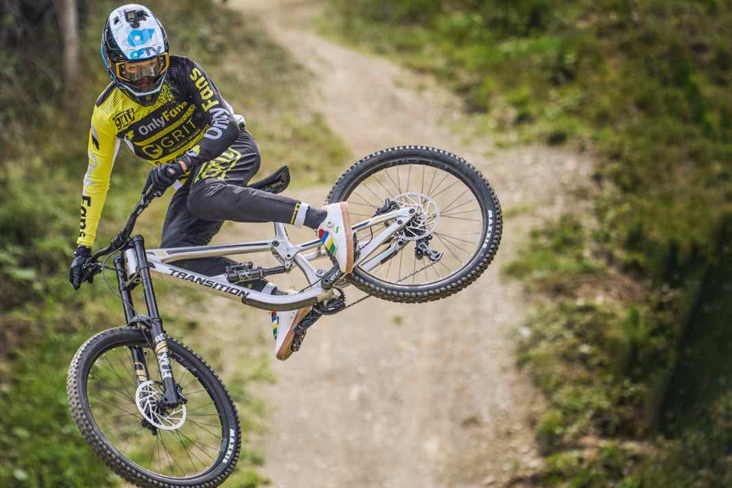 Beschleuniger: Wir engagierten Worldcupper Stefan Garlicki, um zu jedem Bike eine Racer-Meinung zu kriegen. Hier schanzt Stefan über den Stepup auf dem ehemaligen Worldcup-Track.