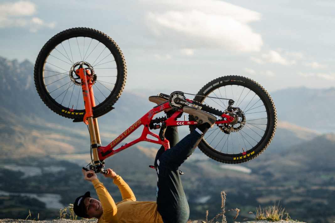 Upside Down: Nina Hoffmann mit ihrem Worldcup-Bike.