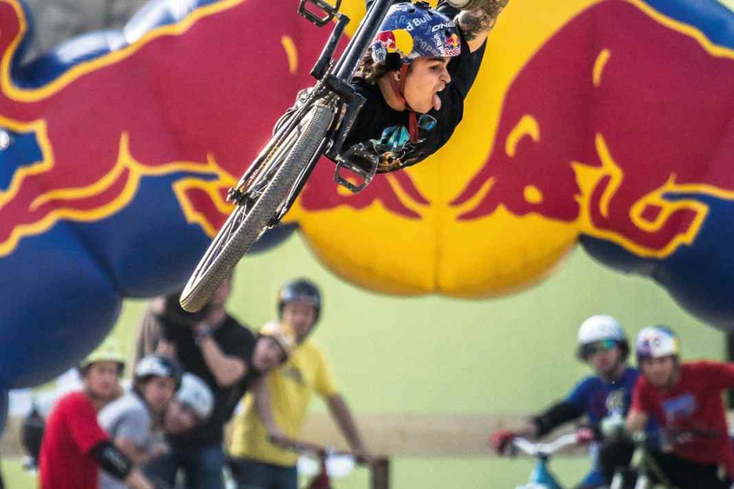 Beine lang, Zunge raus! Andreu beim Superman Seatgrab. Da können die Kollegen im Hintergrund nur staunen. Am Ende: Platz 1 beim Qashqai Dirt Mailand.