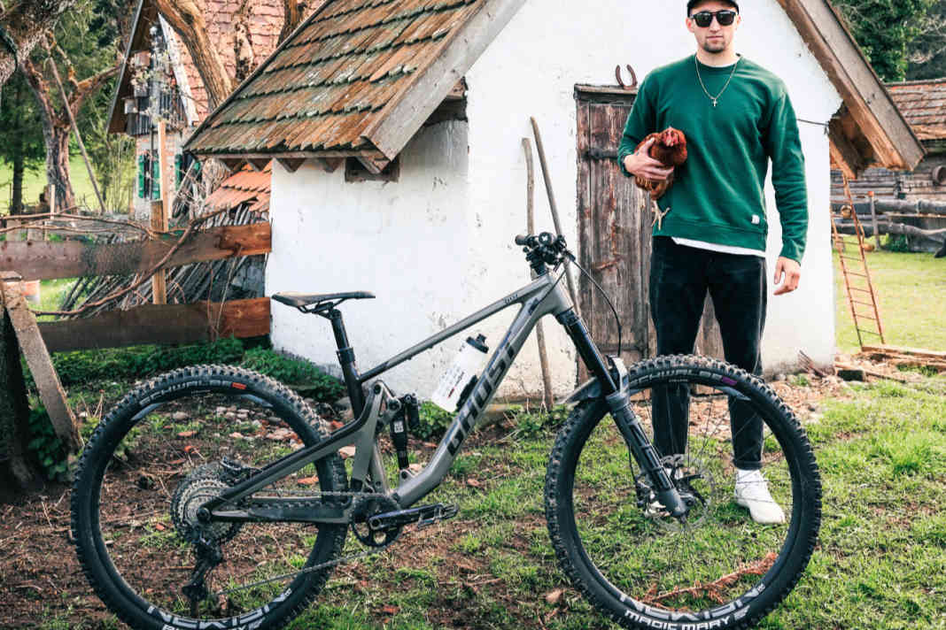 Korbi Engstler und sein Ghost Riot AM Full Party CF