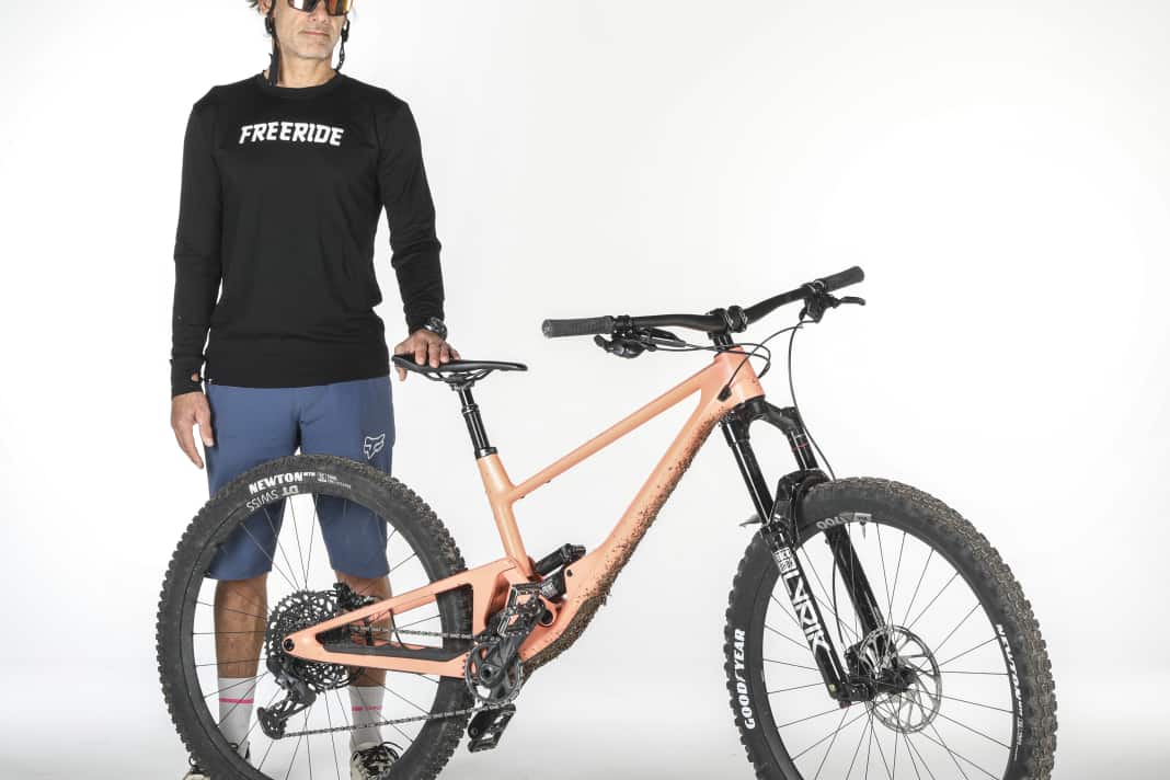 „Ein Bike für alles!“  Das Scor erfüllt den PR-­Slo­gan mit Bravour. Man beachte den passenden Zierstreifen in meinen leistungssteigernden CEP-Kompressionssocken.