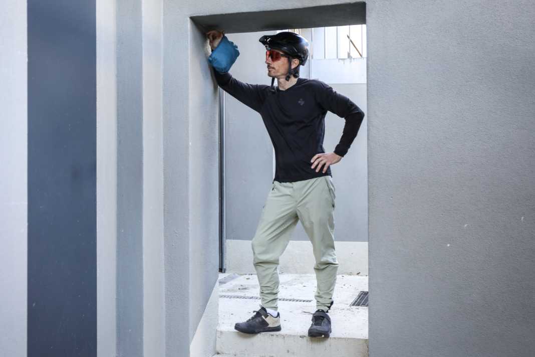 Endlich Frühling! Doch was hat der blaue Beutel denn damit zu tun? Redakteur Laurin Lehner stellt sein Lieblings-Frühlings-Outfit vor.