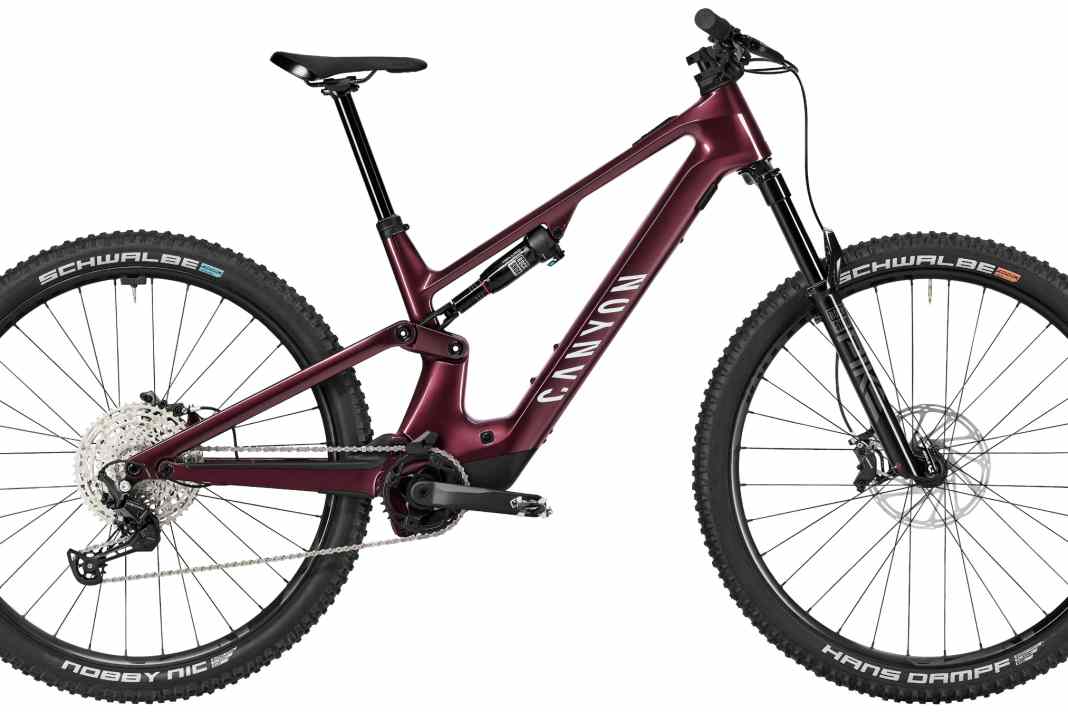 Canyon Neuron:On Fly CF7  für  4849 Euro: Rockshox’ günstigste Pike-Gabel und der Deluxe-Dämpfer sind solide Mittelklasse und auf dem Trail ebenso funktional wie die Deore-Zwölffach-Schaltung von Shimano. Gebremst wird mit Srams Code. Für diesen Preis ein absolut stimmiges Paket.
