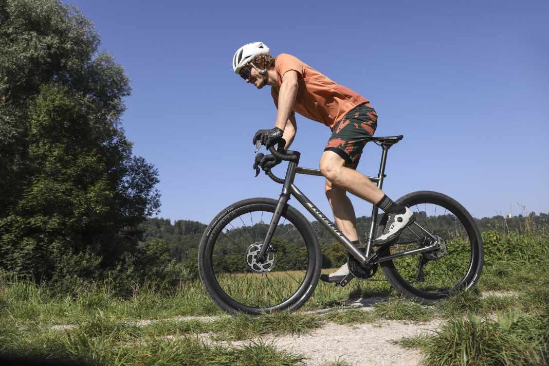 Das Radon Tigard rollt mit Titanrahmen in unseren Gravelbike-Test.
