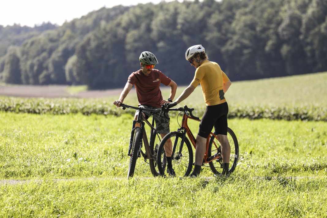 Gravelbike oder Hardtail? Die BIKE-Redaktion diskutiert und nimmt jedes Detail unter die Lupe.