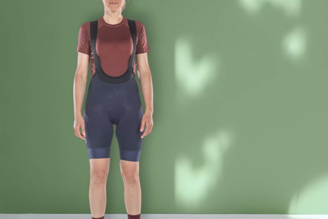 Mit der GripGrab Women's Pacr Bib Shorts hat der dänische Hersteller eine preiswerte Hose für Vielfahrerinnen im Programm