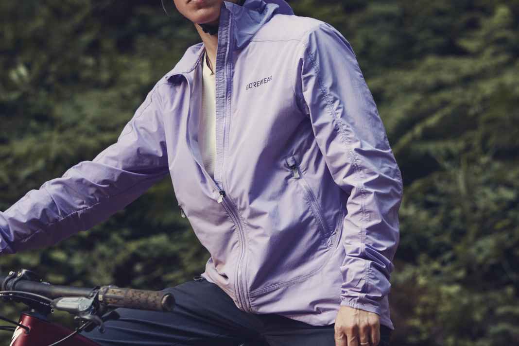 Gorewear zeigt drei neue Windbreaker - für MTB, Rennrad und Laufen. Hier die Fernflow für den Trail.
