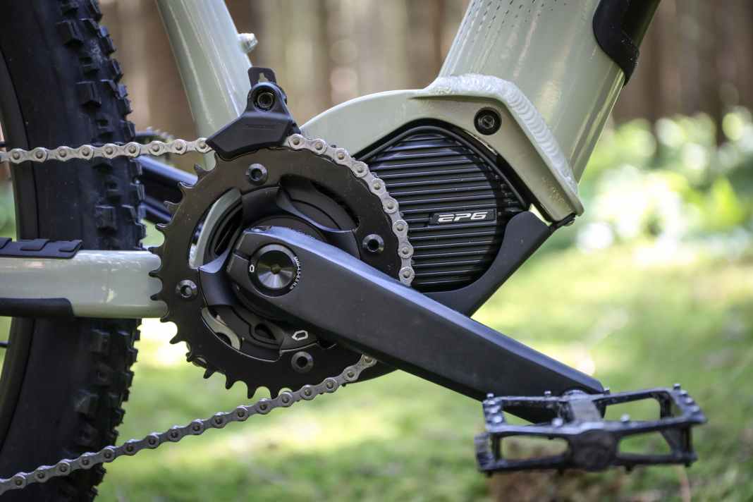 Shimanos günstiger EP6-Motor liefert volle 85 Newtonmeter und ist damit eine gute Wahl an günstigen Bikes. Auch für das 34er Kettenblatt gibt's Lob: So fallen die Gänge auch am Berg nicht zu dick aus.