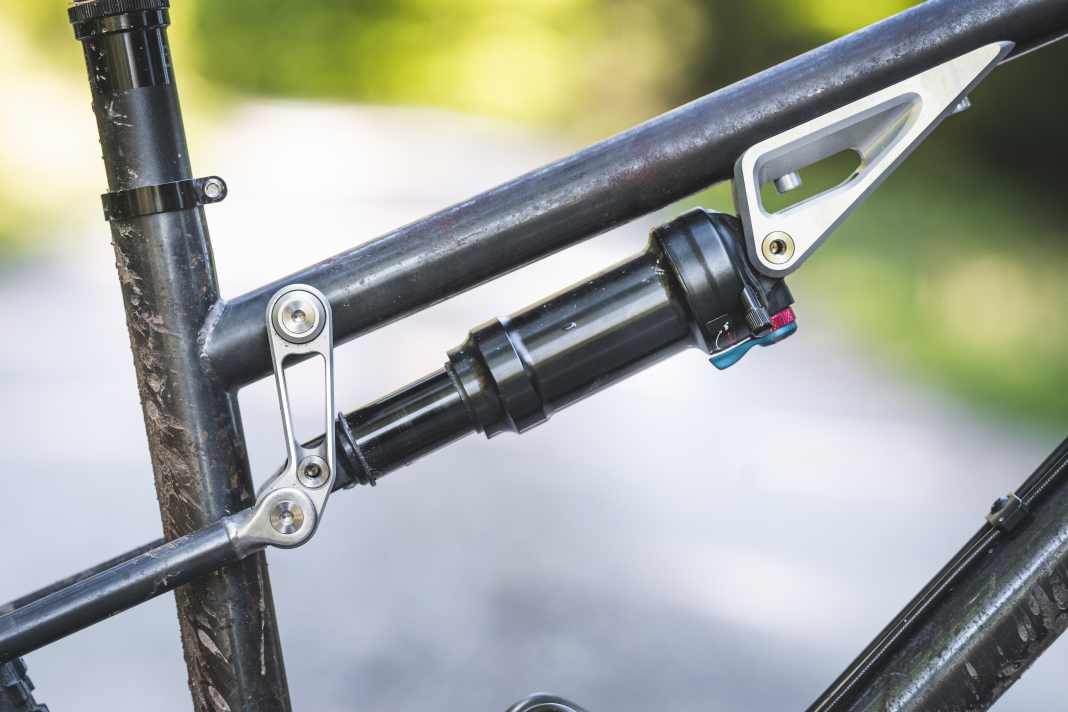 Die CNC-gefräste Dämpferaufnahme und die -wippe stammen  von Radoxx. Die Fräßspezialisten vom Chiemsee fertigen unter anderem auch für Pinion, RAAW und 77 Designz.