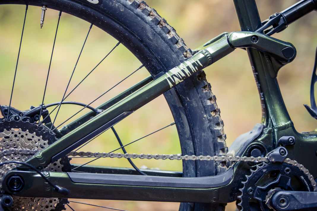 Ein umfangreicher Schutz von Ketten- und Sitzstrebe sollte Klappern bergab verhindern. Die Kettenstreben sind mit 451 Millimetern nicht sehr kurz für ein Light-E-MTB.