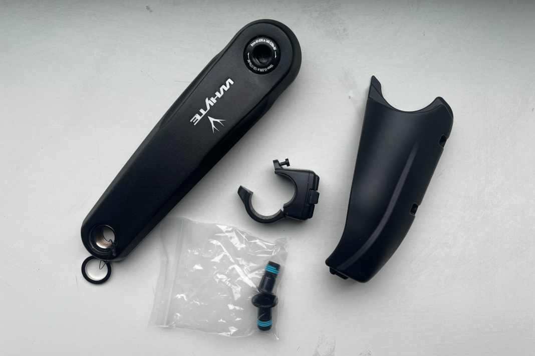 Bislang gibt es neben einem kaputten Hinterrad einen gebrochenen Mini-Remote, eine verbogene Kurbel und ein zerborstenes Motor-Cover zu beklagen. Im Bild sind die Ersatzteile zu sehen.