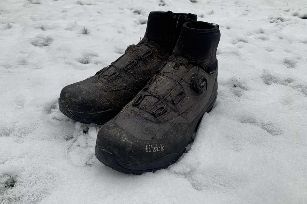 Der Schuh kam passend zum einsetzenden Winter in Bayern. Sauwetter, Schneematsch, Temperaturen weit unter Null am Gipfel. Da frieren Füße schnell zu Eisklumpen. Mit dem Fizik blieben sie aber über Stunden warm. Trotzdem ist der Schuh nicht ganz perfekt.