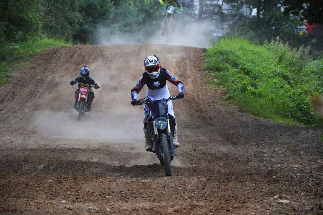 Nina Hoffmann würde sich selbst nicht als Motorsport-Fan bezeichnen. Im Winter hilft ihr das Training auf dem Motorrad aber bei der Saisonvorbereitung.