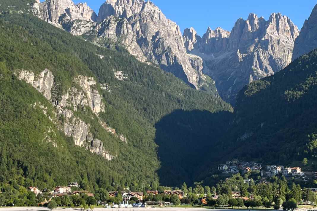 Am Ufer des Molvenosees zu Füßen der Brenta Dolomiten hat das BIKE Women Camp auch 2025 seine Zelte aufgeschlagen.