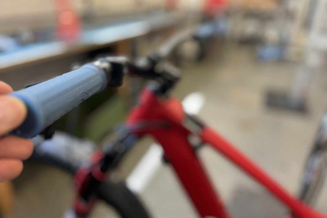 Newmen Vari Grip-System und Griffe: Die Justierung erfolgt über zwei Gewindestücke, die in Lenker und Griff einlaminiert sind.