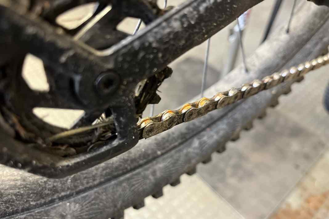 Oha: Hier ist Pflege gefragt. Checkt das dreckige Schalträdchen, die trockene Kette inklusive Flugrost.