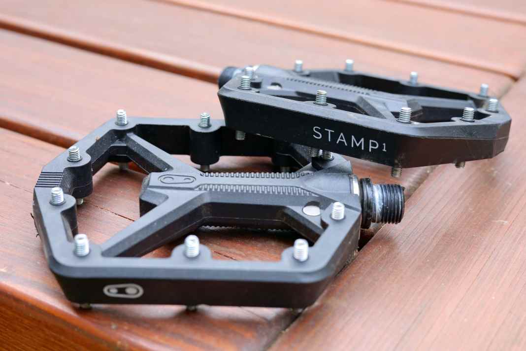 Crankbrothers Stamp 1 Gen 2: Zehn austauschbare Pins pro Seite beißen sich zuverlässig in die Sohle.
