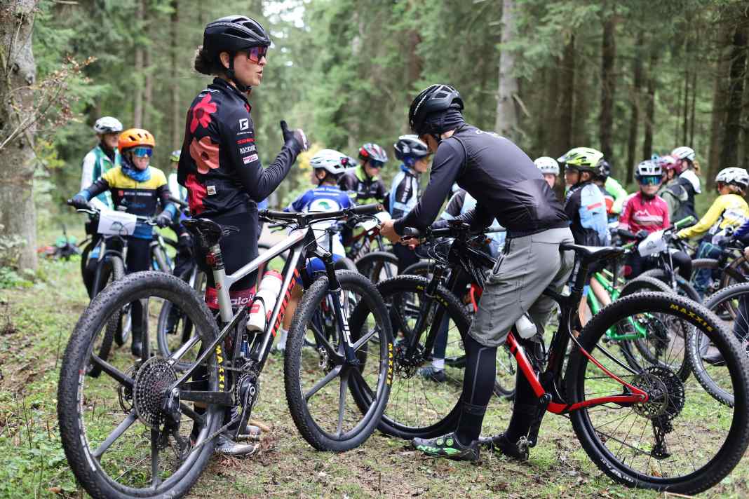 Anne Terpstra vom Ghost Factory Racing Team und Noah Sinner vom Ghost Junior Team sind bereit, ihre Gruppe zu führen.