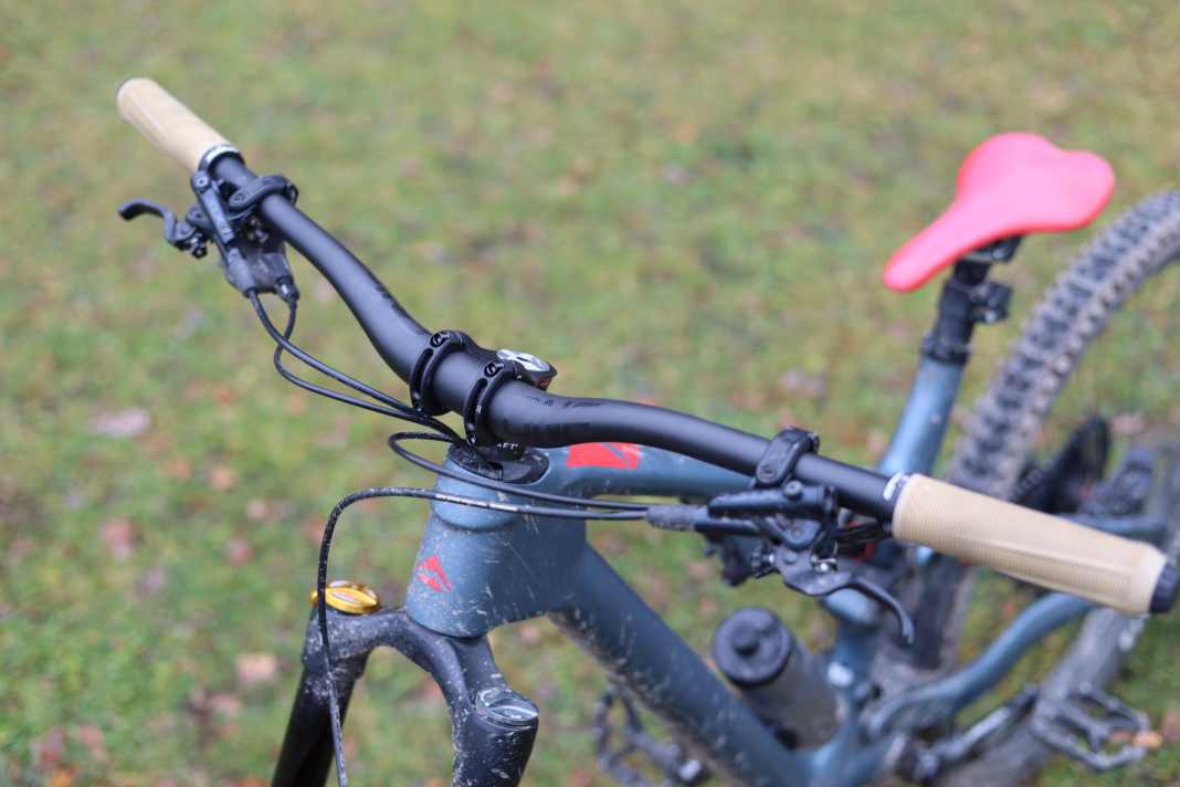 Mit seiner 35-Millimeter-Klemmung macht der OneUp Carbonlenker optisch einiges her. Ob auch die Funktion überzeugen kann, soll der BIKE-Test klären.