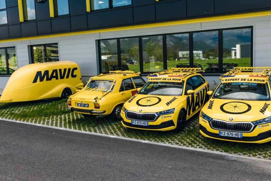 Die gelben Serviceautos aus Tour-Zeiten.