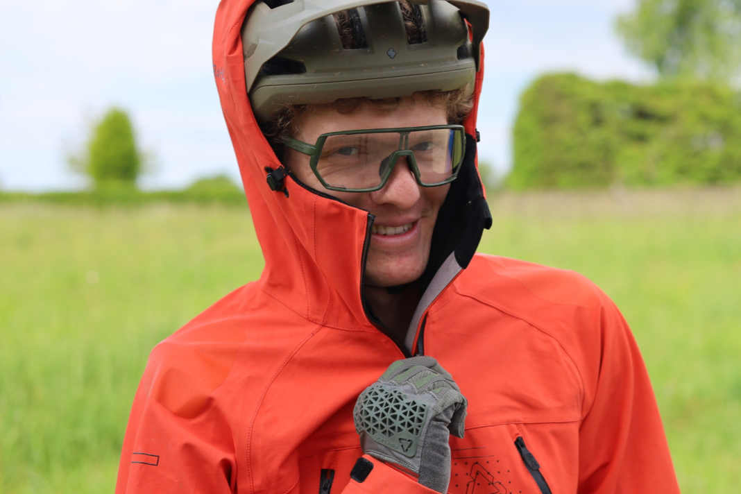 Die Leatt MTB HydraDri 5.0 Regenjacke soll immer dann zum Einsatz kommen, wenn es auf dem Trail richtig ungemütlich wird.