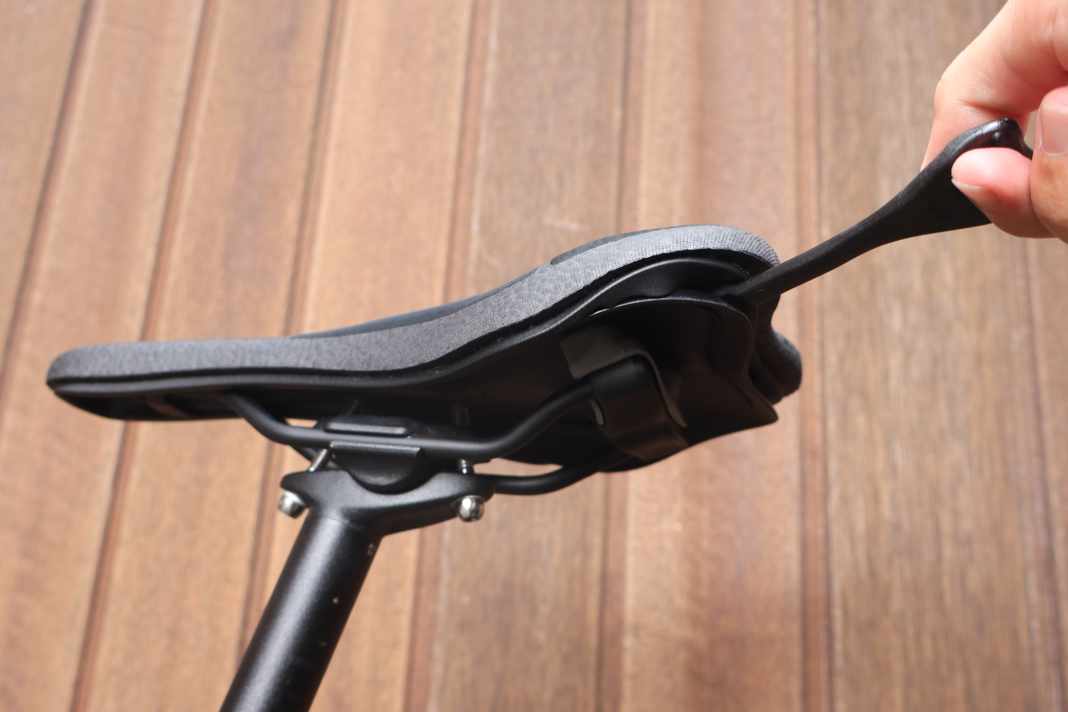 Das SQlab ClipOn im BIKE-Test. Mit einem kleinen Hebel wird das Polster auf die Basis aufgezogen.