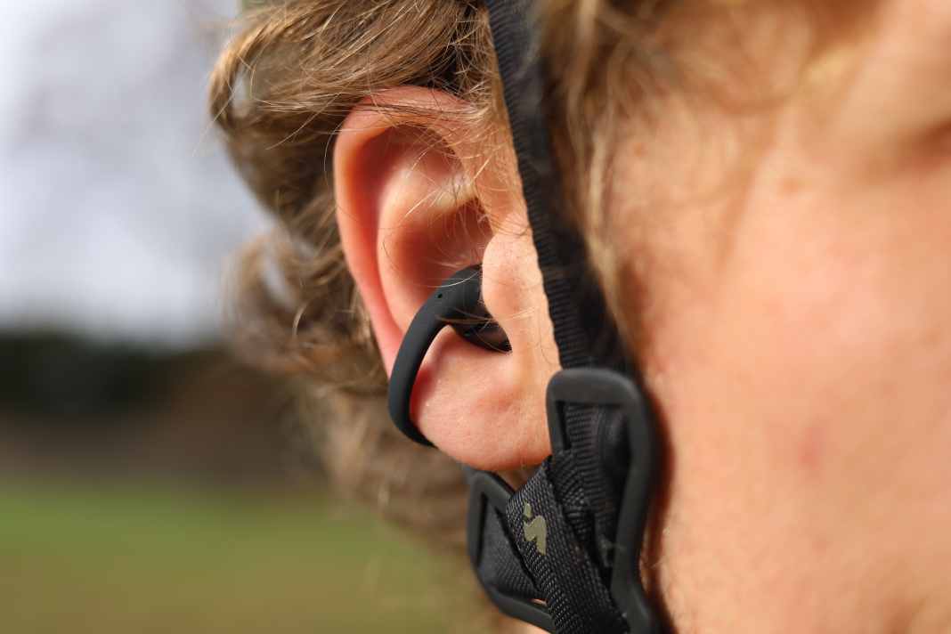 Die Shokz Opendots One Kopfhörer werden ans Ohr geklemmt und lassen den Gehörgang frei. Wir haben die Bluetooth-Kopfhörer beim Biken getestet.