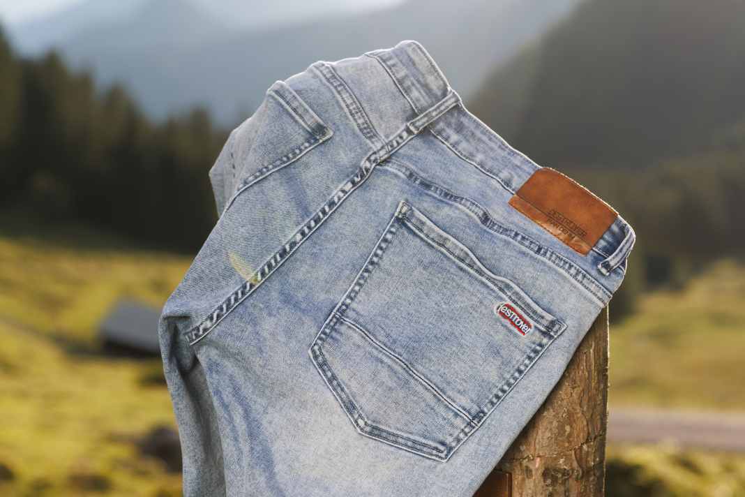 Stretched in alle Richtungen und trocknet superschnell: die Destroyer-Jeans