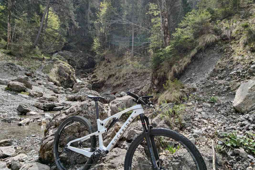 Wir haben das Rockrider Race 900 in den Alpen auf langen Touren getestet.