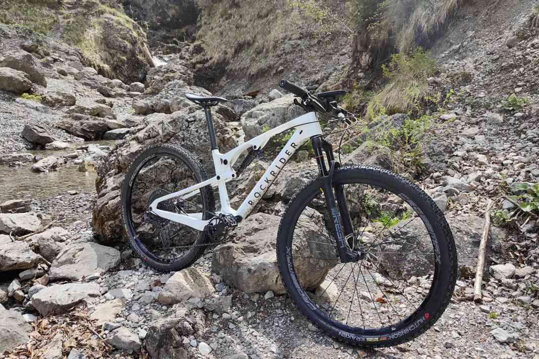 Das Rockrider Race 900 S ist ein hochwertiges Cross Country/Marathonfully von Decathlon - wir haben es über 6 Monate im Dauertest geprüft.