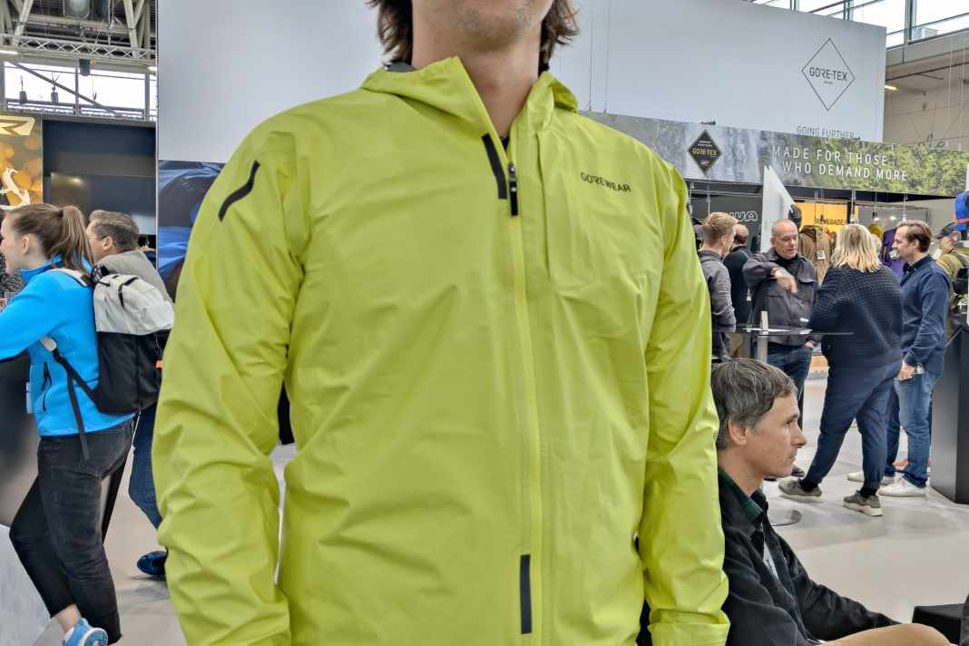 Vincent freut sich, denn Vincent darf die Gorewear Jacke mit dem ISPO Award schon tragen. Es ist aber noch ein Prototyp. Die Brusttasche wird noch gegen zwei Seitentaschen getauscht.