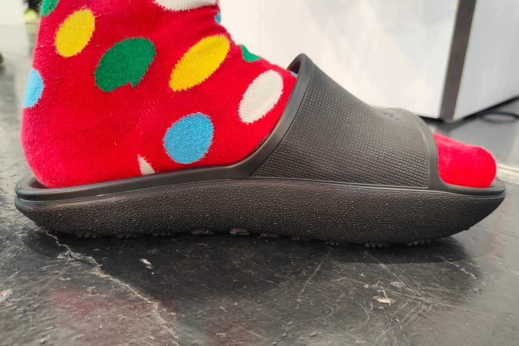 Der Star sind hier mal nicht die Socken: Die Sandalen sollen bei der Erholung helfen - und das tun sie. Zumindest ein bisschen.